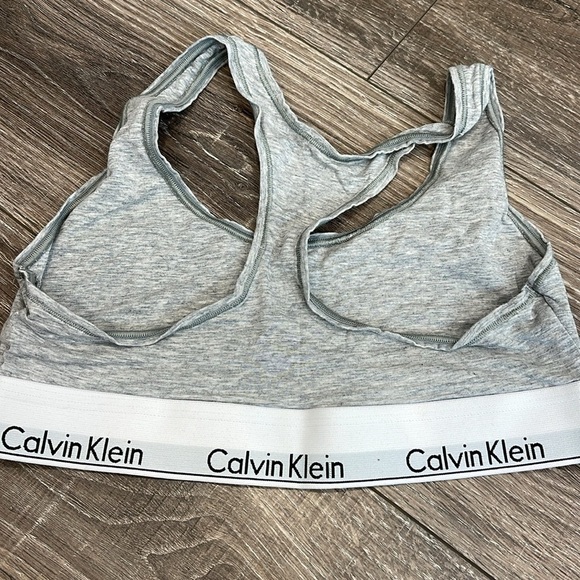Calvin Klein Racer Back lightweight sports bra - Picture 3 of 3